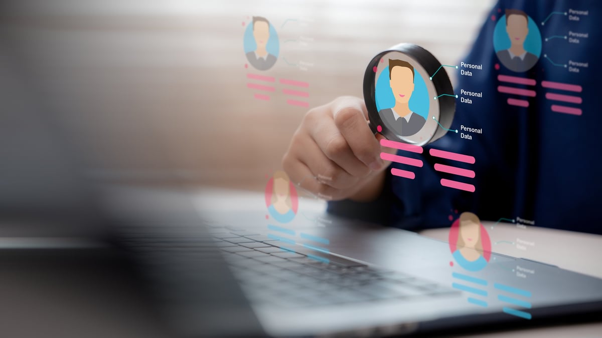 Profesional revisando diferentes ofertas de empleo en una pantalla, analizando oportunidades laborales